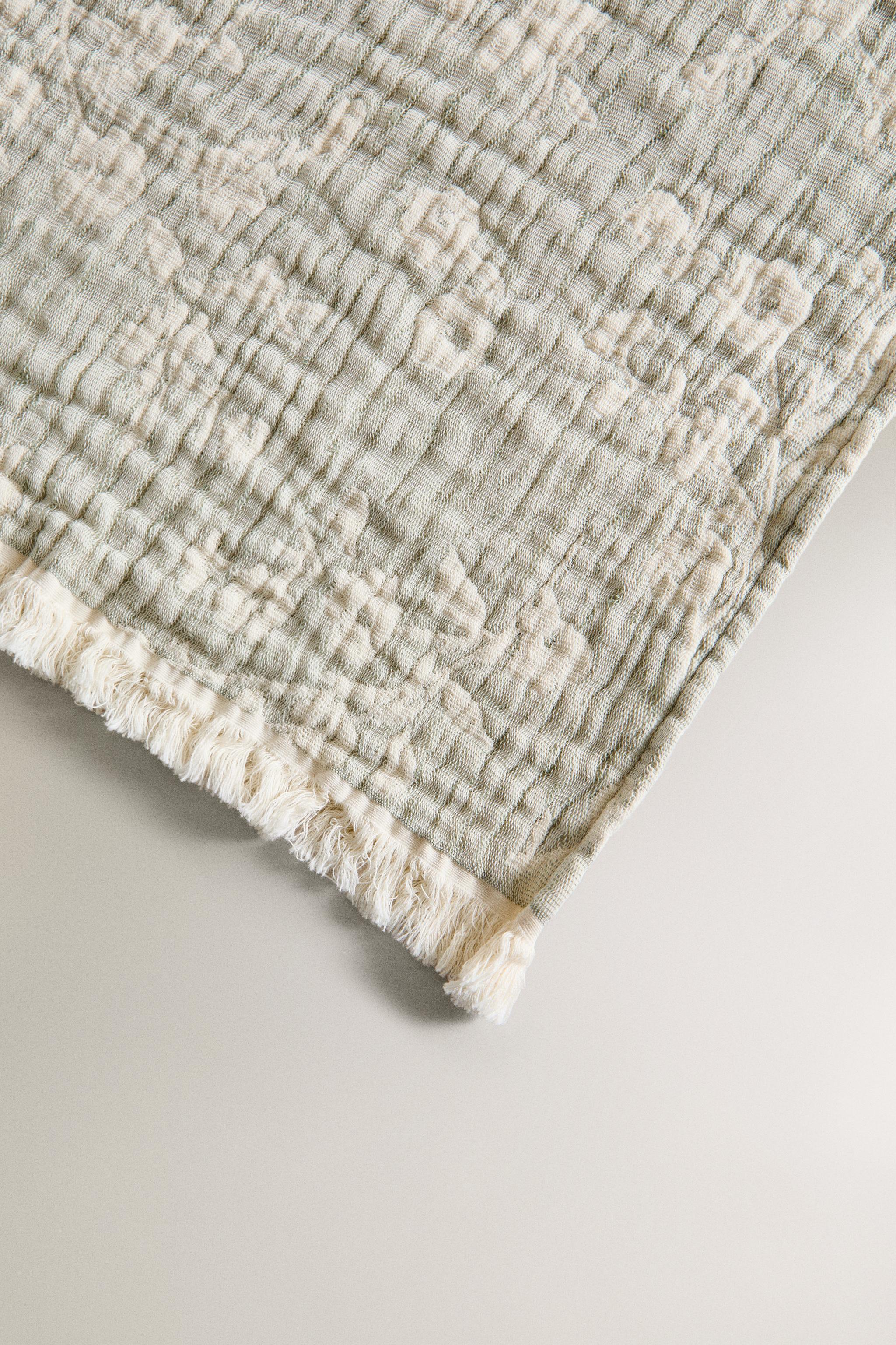 FLORAL JACQUARD BLANKET